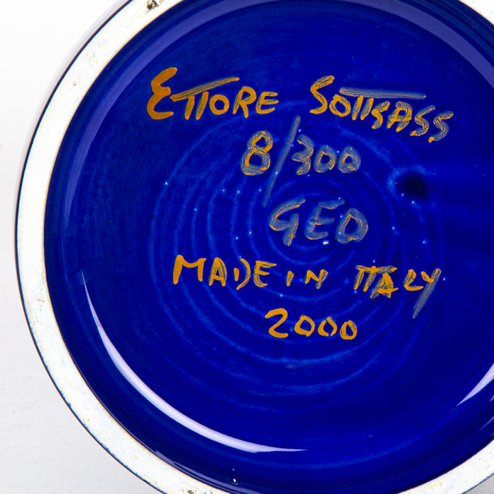 Ettore Sottsass, "GEO" vase, in enamelled ceramic, limited edition for Lavori in Corso, signed, numbered and dated, of 2000 - Detail D3