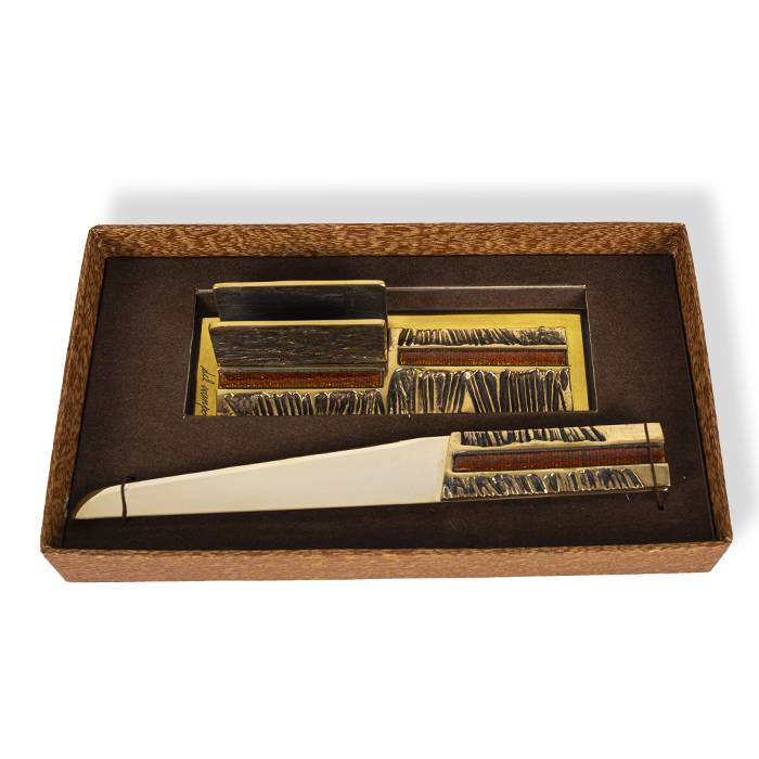 Gruppo del Campo, a set including a letter-opener and a letter-holder, in brass and enamel, signed, around 1970 - 00pp