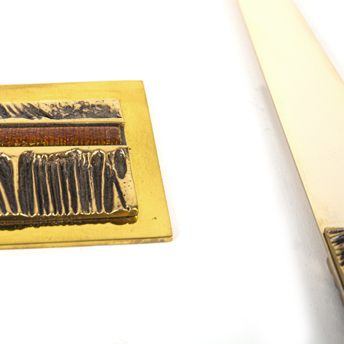 Gruppo del Campo, ensemble comprenant un ouvre-lettre et un porte-lettre, en laiton et émail, signé, vers 1970 - Detail D1