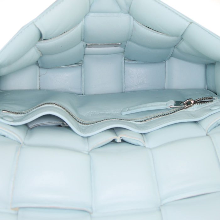 Bottega Veneta Cassette shoulder bag in blue intrecciato leather - Detail D2
