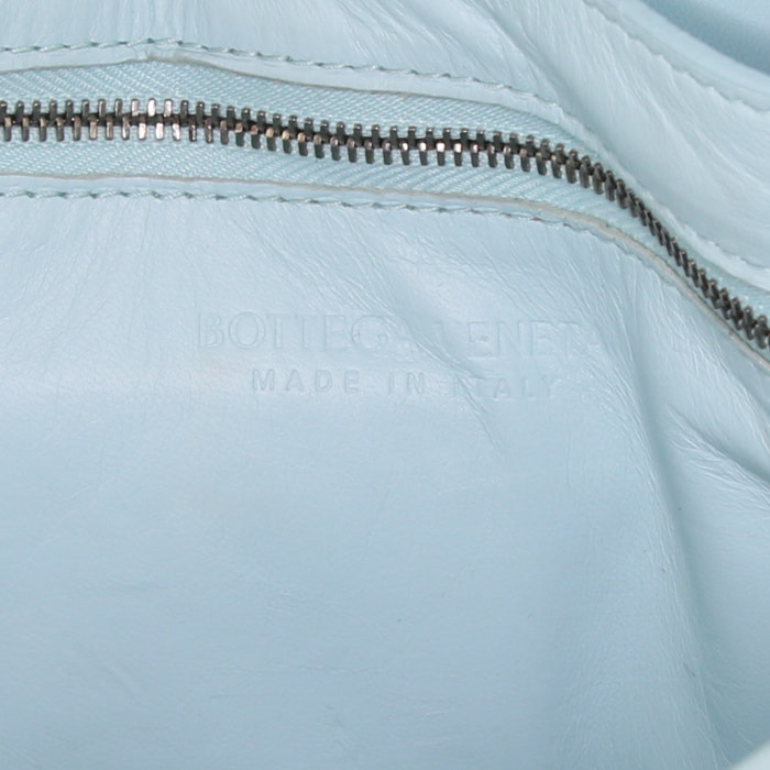 Bottega Veneta Cassette shoulder bag in blue intrecciato leather - Detail D3