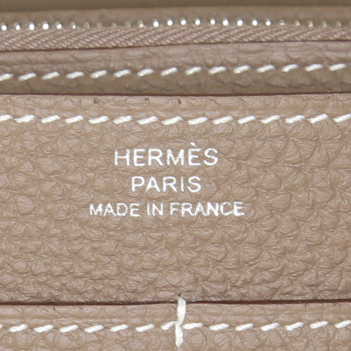 Billetera Hermes Dogon - Pocket Hand en cuero togo marrón etoupe - Detail D3