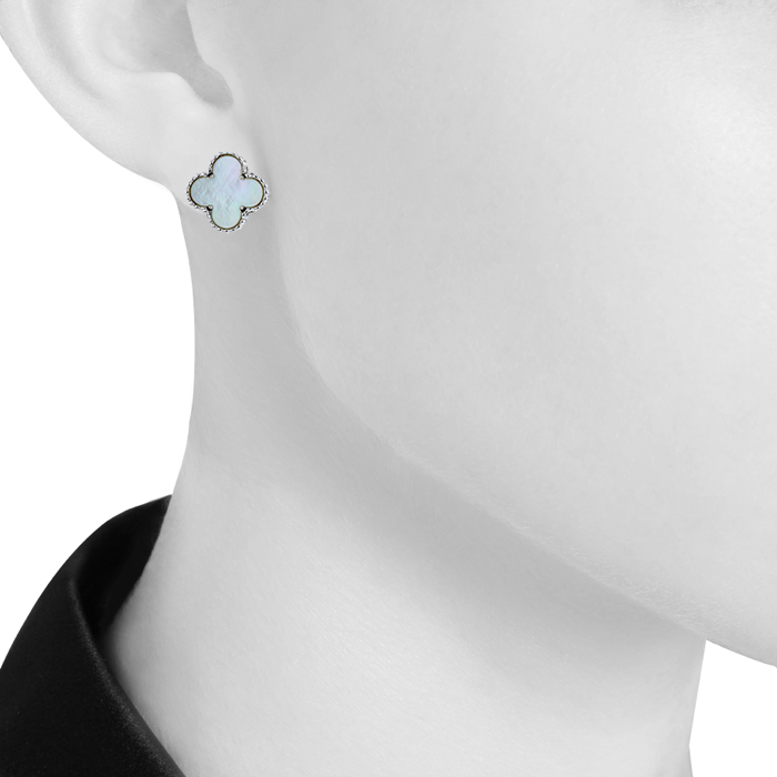 Paire de boucles d'oreilles Van Cleef & Arpels Alhambra Vintage en or blanc et nacre - Detail D1