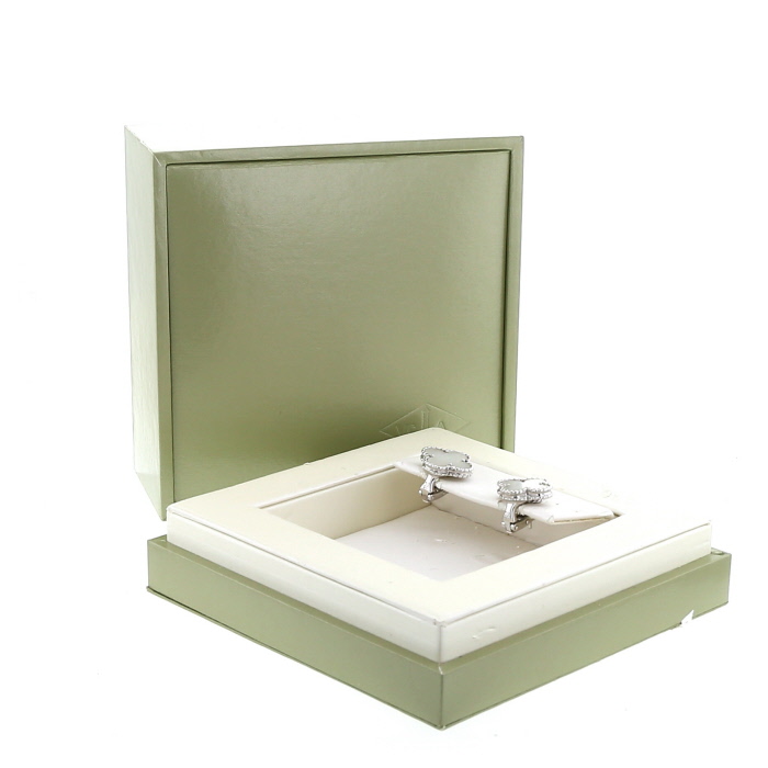 Paire de boucles d'oreilles Van Cleef & Arpels Alhambra Vintage en or blanc et nacre - Detail D2