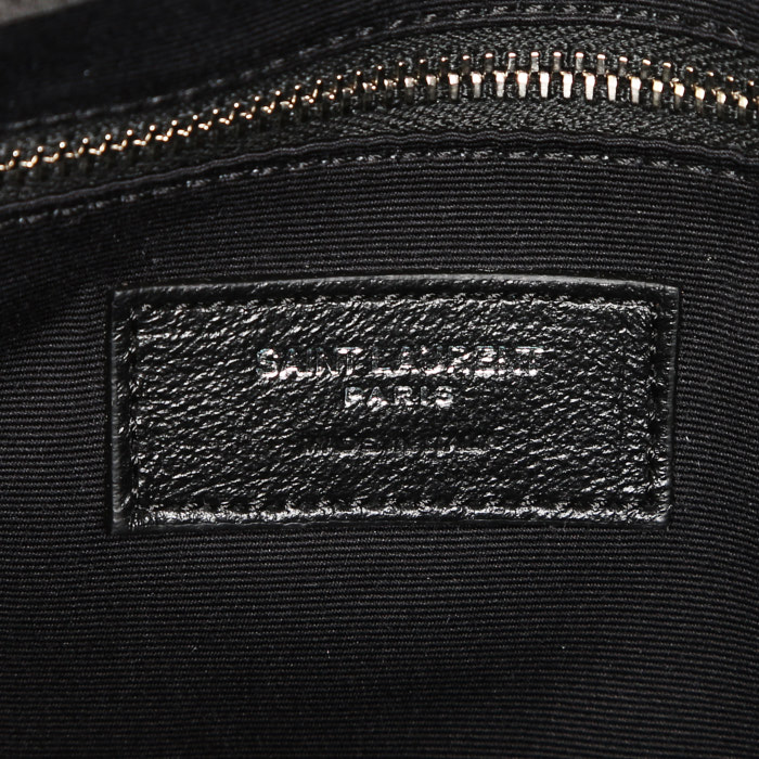 Sac bandoulière Saint Laurent Loulou moyen modèle en cuir matelassé chevrons noir - Detail D4