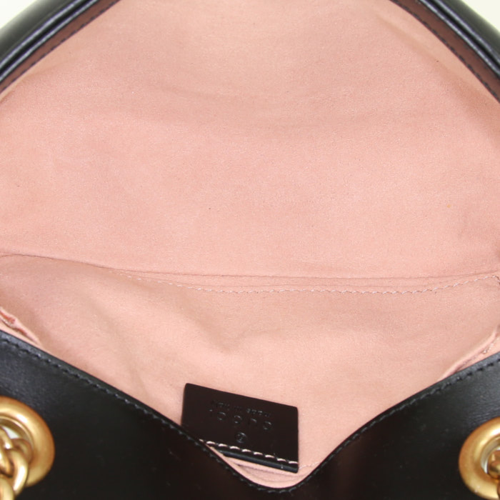 Sac bandoulière Gucci GG Marmont mini en cuir matelassé noir - Detail D3