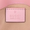 Sac bandoulière Gucci GG Marmont mini en cuir matelassé rose - Detail D4 thumbnail