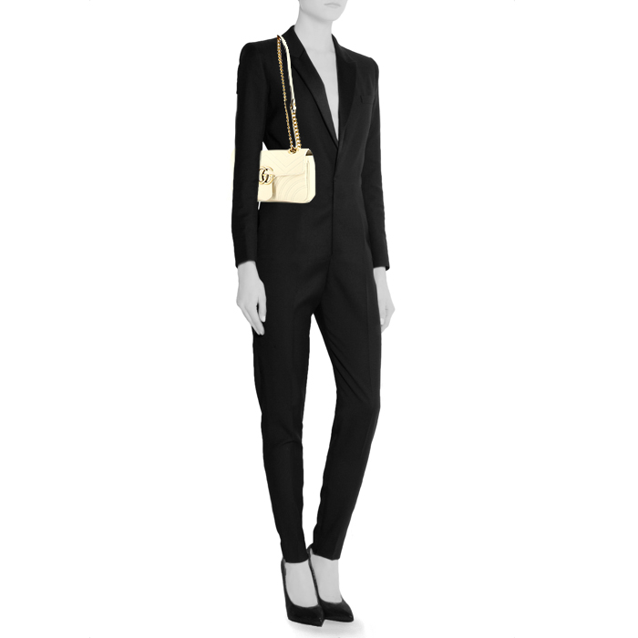 Bolso bandolera Gucci GG Marmont mini en cuero acolchado color crema - Detail D1
