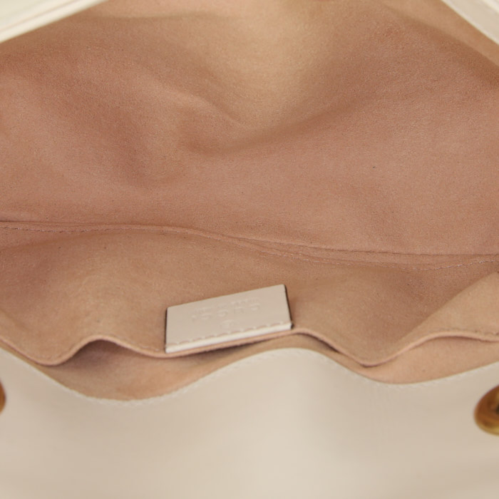 Bolso bandolera Gucci GG Marmont mini en cuero acolchado color crema - Detail D3