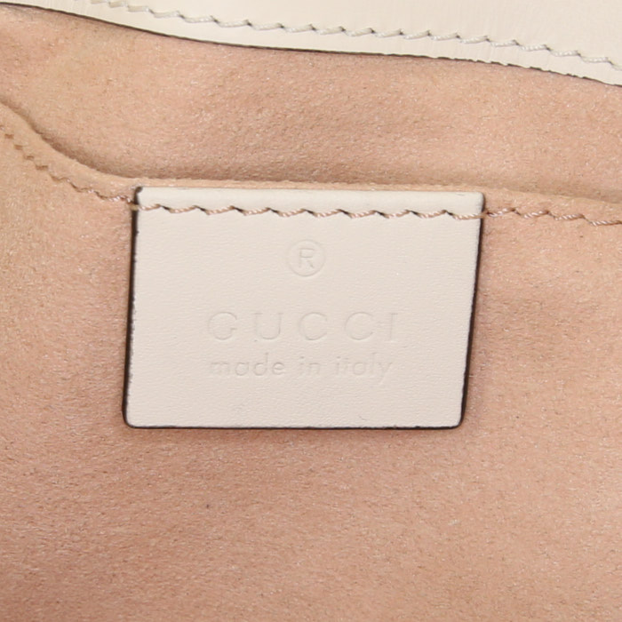 Bolso bandolera Gucci GG Marmont mini en cuero acolchado color crema - Detail D4