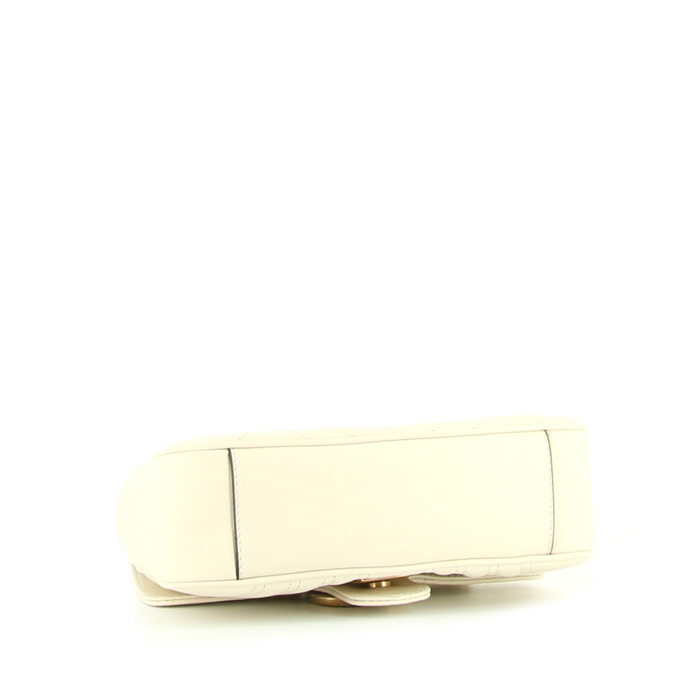 Bolso bandolera Gucci GG Marmont mini en cuero acolchado color crema - Detail D5