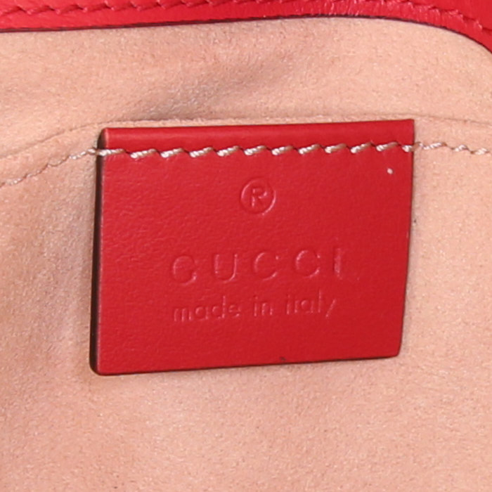 Sac bandoulière Gucci GG Marmont mini en cuir matelassé rouge - Detail D4