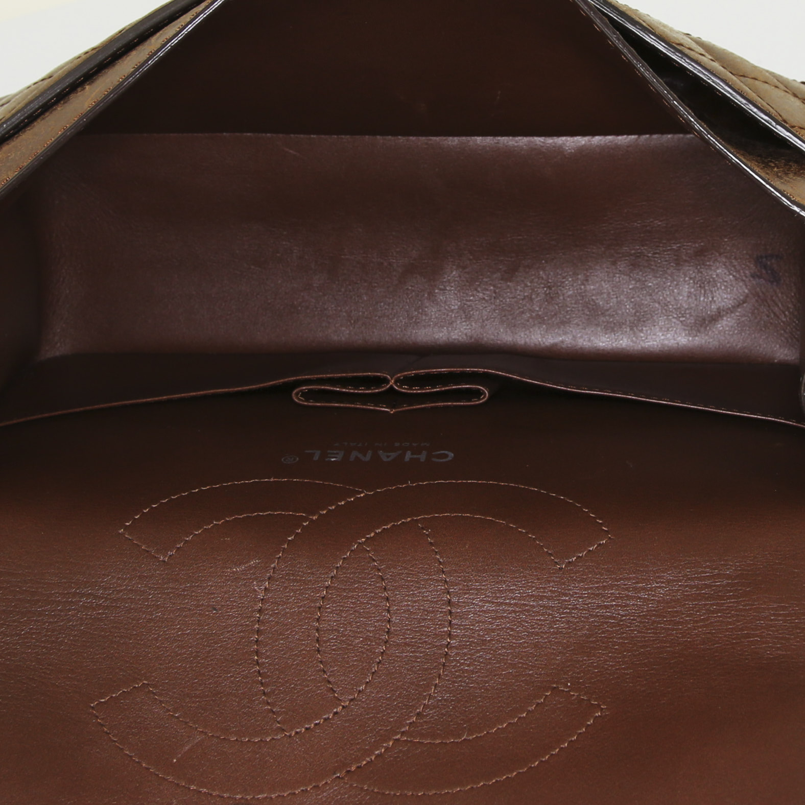 Sac bandoulière Chanel 2.55 en cuir matelassé marron - Detail D3