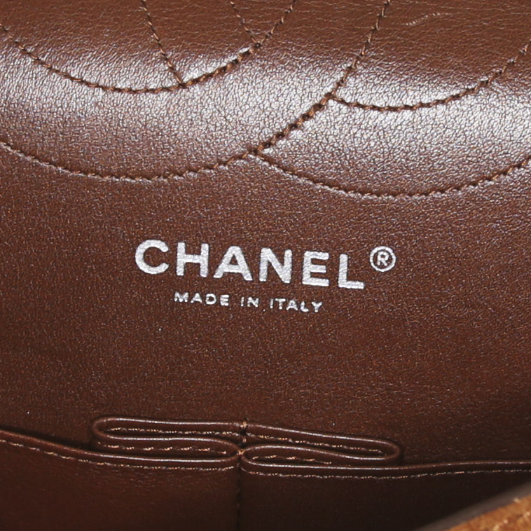Sac bandoulière Chanel 2.55 en cuir matelassé marron - Detail D4