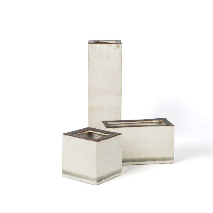 Bruno Gambone, a set of three vases, in enamelled sandstone, signed, from the 1970's - Detail D1