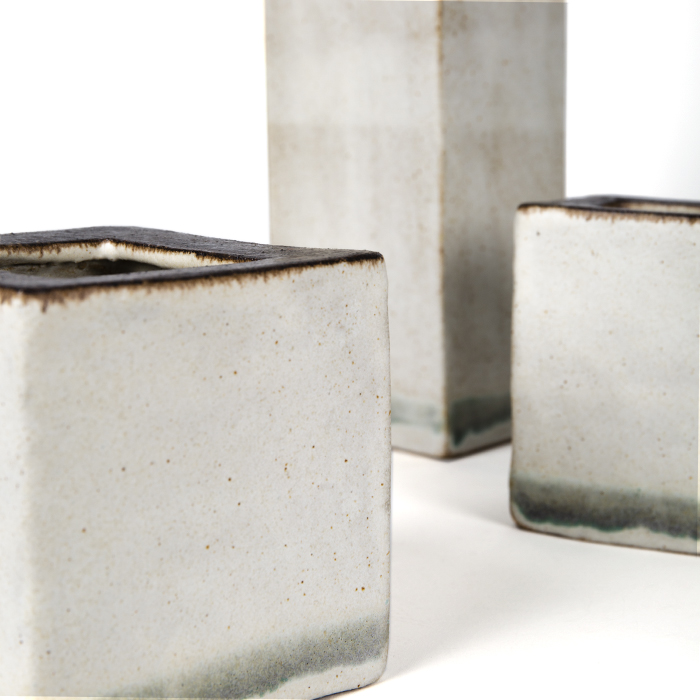 Bruno Gambone, a set of three vases, in enamelled sandstone, signed, from the 1970's - Detail D2