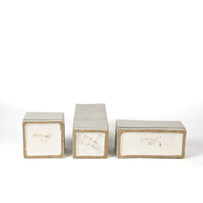 Bruno Gambone, a set of three vases, in enamelled sandstone, signed, from the 1970's - Detail D4