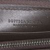Bottega Veneta Portefeuille zippé wallet in brown intrecciato leather - Detail D3 thumbnail