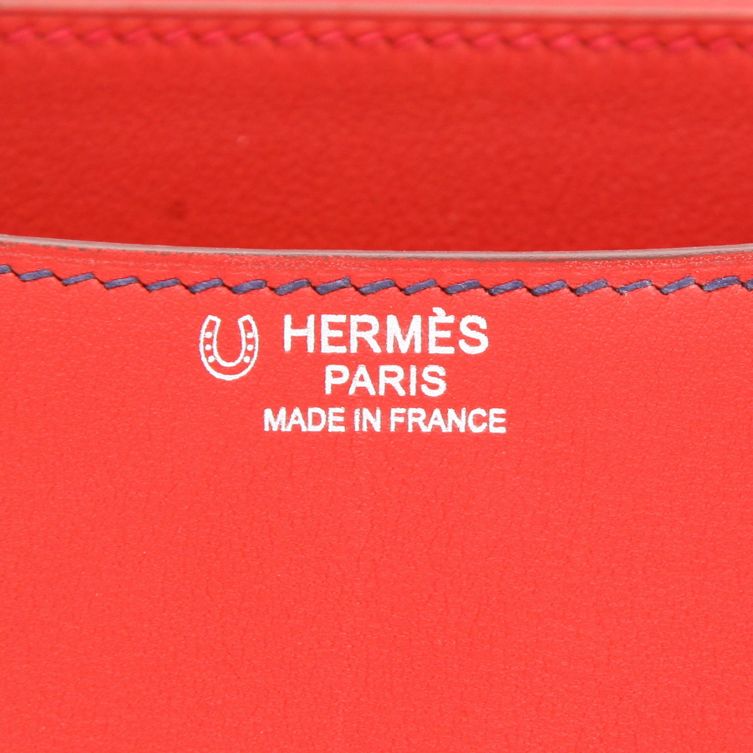 Sac bandoulière Hermès  Constance grand modèle  en cuir Swift rouge - Detail D2