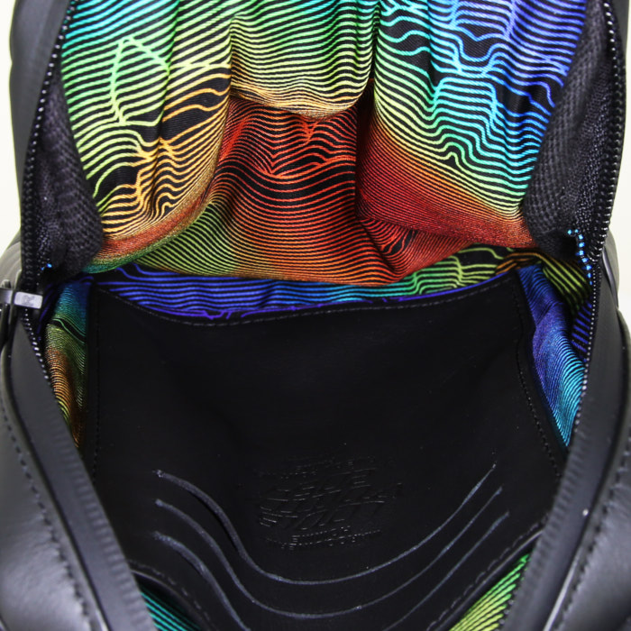 Bolso bandolera Louis Vuitton Louis Vuitton Editions Limitées Sling Bag en cuero acolchado negro - Detail D2