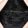 Bolso/bolsito Chanel Cambon en cuero acolchado bicolor beige y negro - Detail D2 thumbnail
