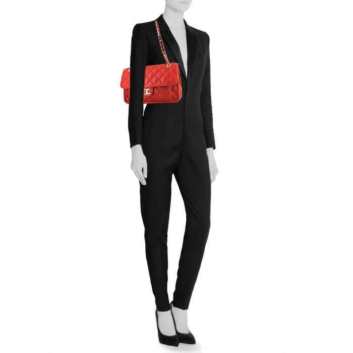 Chanel  Timeless Jumbo shoulder bag  in red quilted grained leather - Detail D1