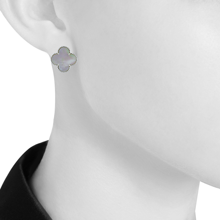 Paire de boucles d'oreilles Van Cleef 
Arpels Magic Alhambra en or blanc et nacre