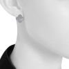 Paire de boucles d'oreilles Van Cleef & Arpels Magic Alhambra en or blanc et nacre - Detail D1 thumbnail