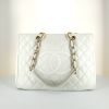 Chanel Shopping GST shopping bag in white quilted grained leather - 360 thumbnail