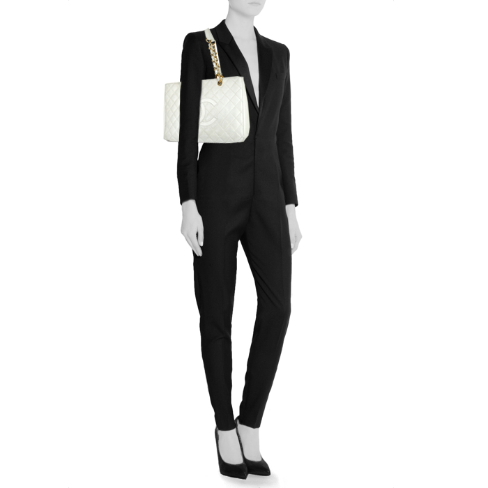 Bolso Cabás Chanel Shopping GST en cuero granulado acolchado blanco - Detail D1