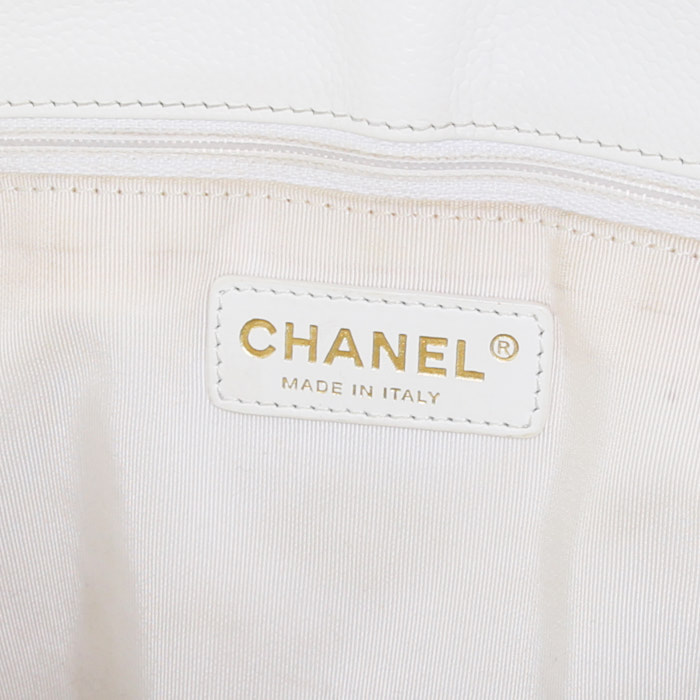 Chanel Shopping GST shopping bag in white quilted grained leather - Detail D3