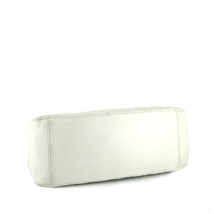 Chanel Shopping GST shopping bag in white quilted grained leather - Detail D4