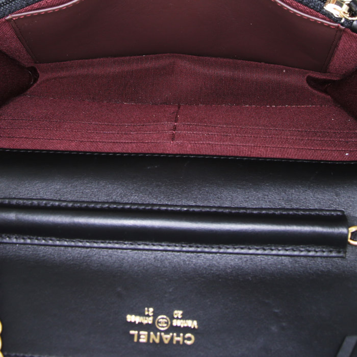 Bolso bandolera Chanel Wallet on Chain en cuero acolchado con motivos de espigas negro - Detail D2