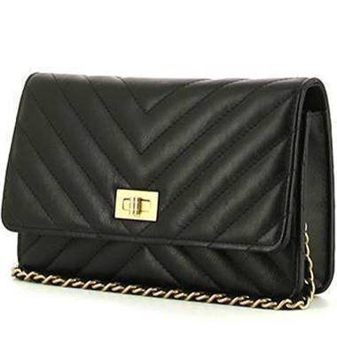 Bolso bandolera Chanel Wallet on Chain en cuero acolchado con motivos de espigas negro
