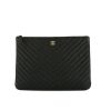 Chanel Pochette pouch in black chevron quilted leather - 360 thumbnail