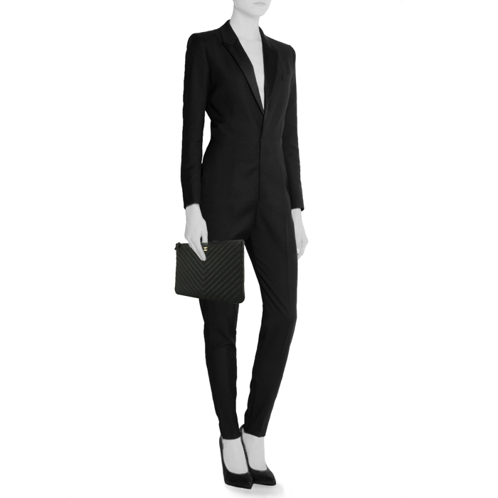 Bolsito de mano Chanel Pochette en cuero acolchado con motivos de espigas negro - Detail D1