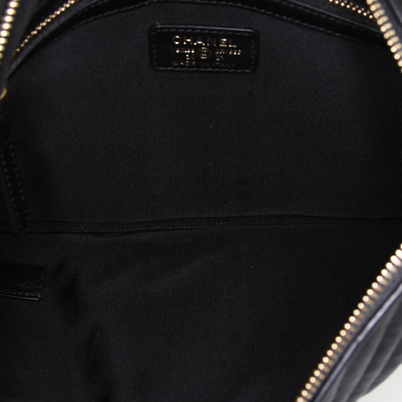 Bolsito de mano Chanel Pochette en cuero acolchado con motivos de espigas negro - Detail D2