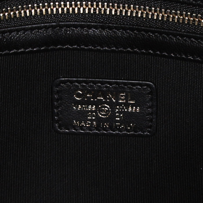 Bolsito de mano Chanel Pochette en cuero acolchado con motivos de espigas negro - Detail D3