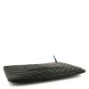 Bolsito de mano Chanel Pochette en cuero acolchado con motivos de espigas negro - Detail D4 thumbnail