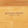 Bolso de mano Bottega Veneta Arco 33 en cuero intrecciato color oro - Detail D3 thumbnail