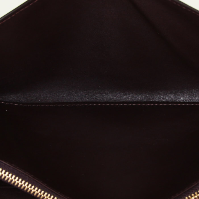 Billetera Louis Vuitton en charol Monogram color burdeos - Detail D2