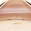 Bolso de mano Chanel  Timeless Classic en cuero acolchado beige plateado - Detail D3 thumbnail