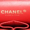 Bolso de mano Chanel Timeless jumbo en cuero acolchado rojo - Detail D4 thumbnail