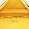 Bolso de mano Chanel Timeless en tweed acolchado amarillo - Detail D3 thumbnail