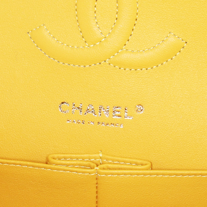 Chanel Timeless handbag in yellow quilted tweed - Detail D4