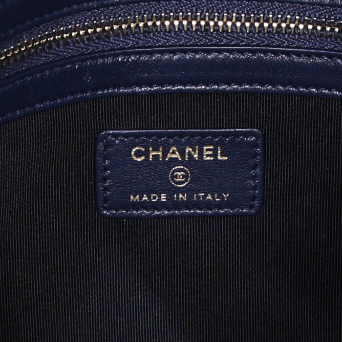Bolsito de mano Chanel en cuero granulado acolchado azul - Detail D3