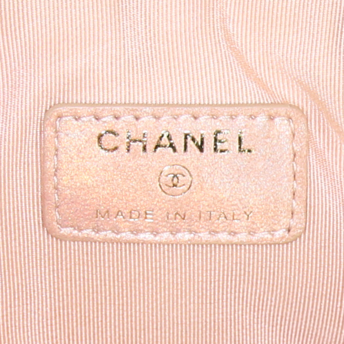 Chanel pouch in pink quilted iridescent leather - Detail D3