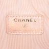 Bolsito de mano Chanel en cuero irisado acolchado  rosa - Detail D3 thumbnail