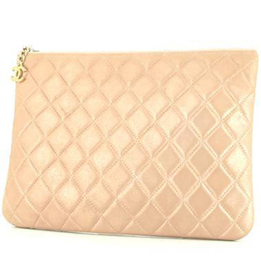 Pochette Chanel en cuir irisé matelassé rose