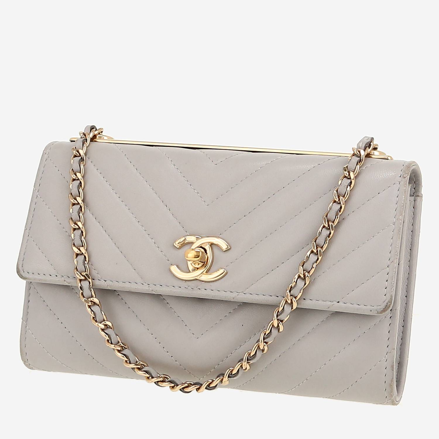 Sac bandoulière Chanel Wallet on Chain en cuir matelassé chevrons gris